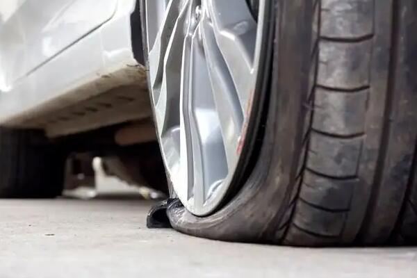 高速发生爆胎如何正确处理?爆胎性能变化介绍