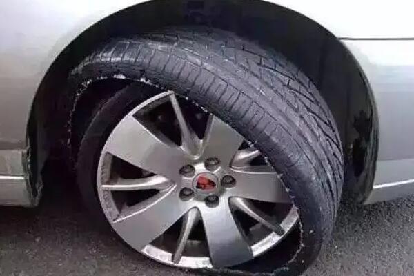 高速爆胎应该怎么应对?长途开车要注意什么?