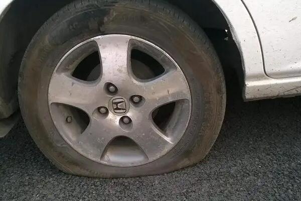 高速遇到爆胎,应该自己换备胎还是叫拖车呢?