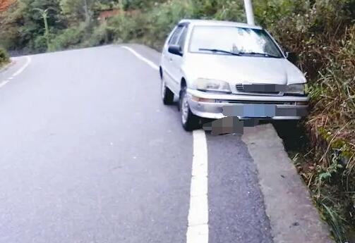 汽车掉水沟里怎么救援?要注意什么?