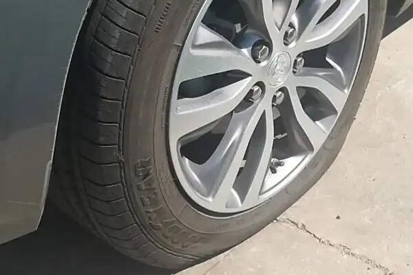 汽车爆胎怎么办?如何正确处理汽车爆胎?